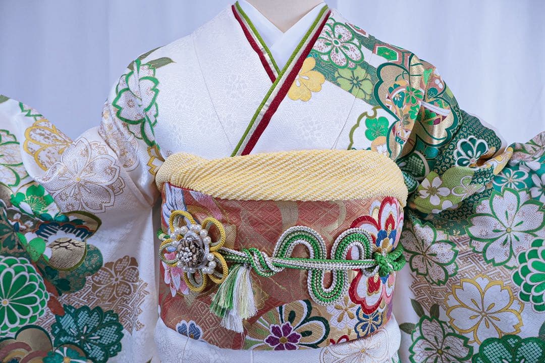 正絹　モダン系　白地にグリーン柄の振袖セット