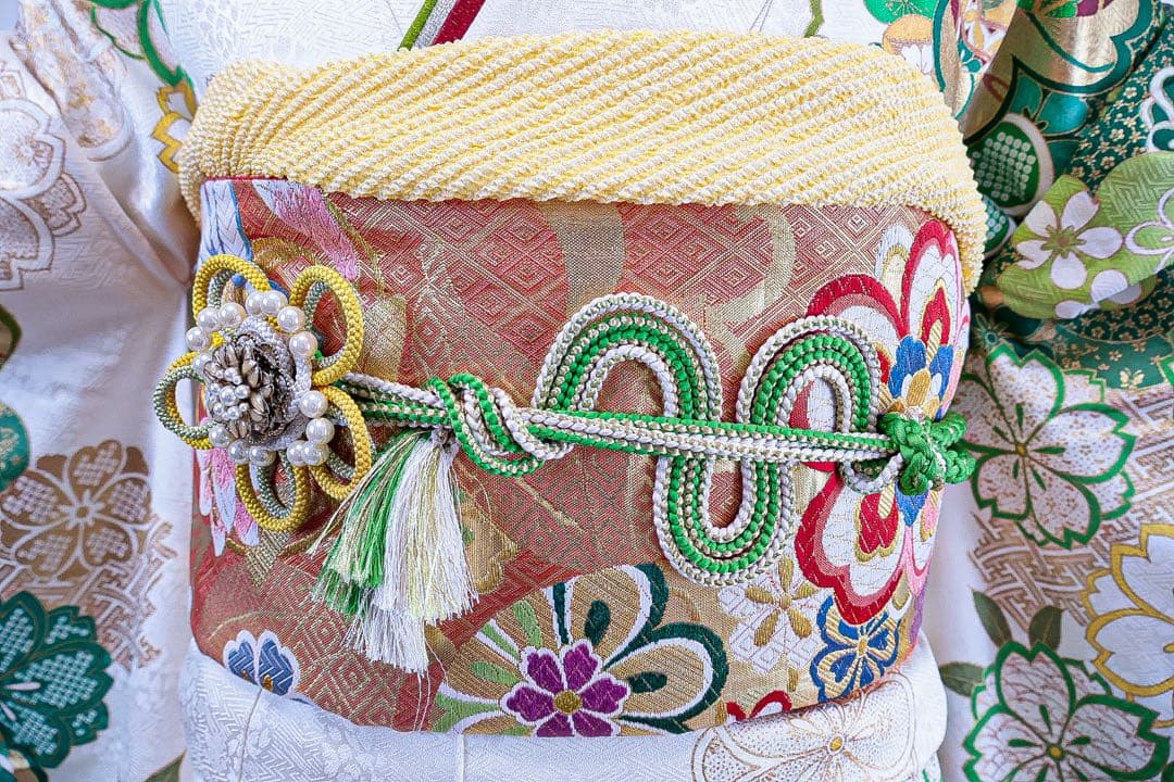 正絹　モダン系　白地にグリーン柄の振袖セット