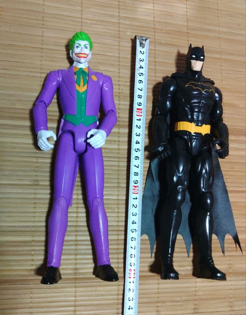 バットマンシリーズ　フィギュア３体とバットモービル