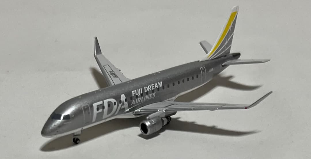 航空機・ヘリコプター FDA ERJ-175 JA10FJ Silver