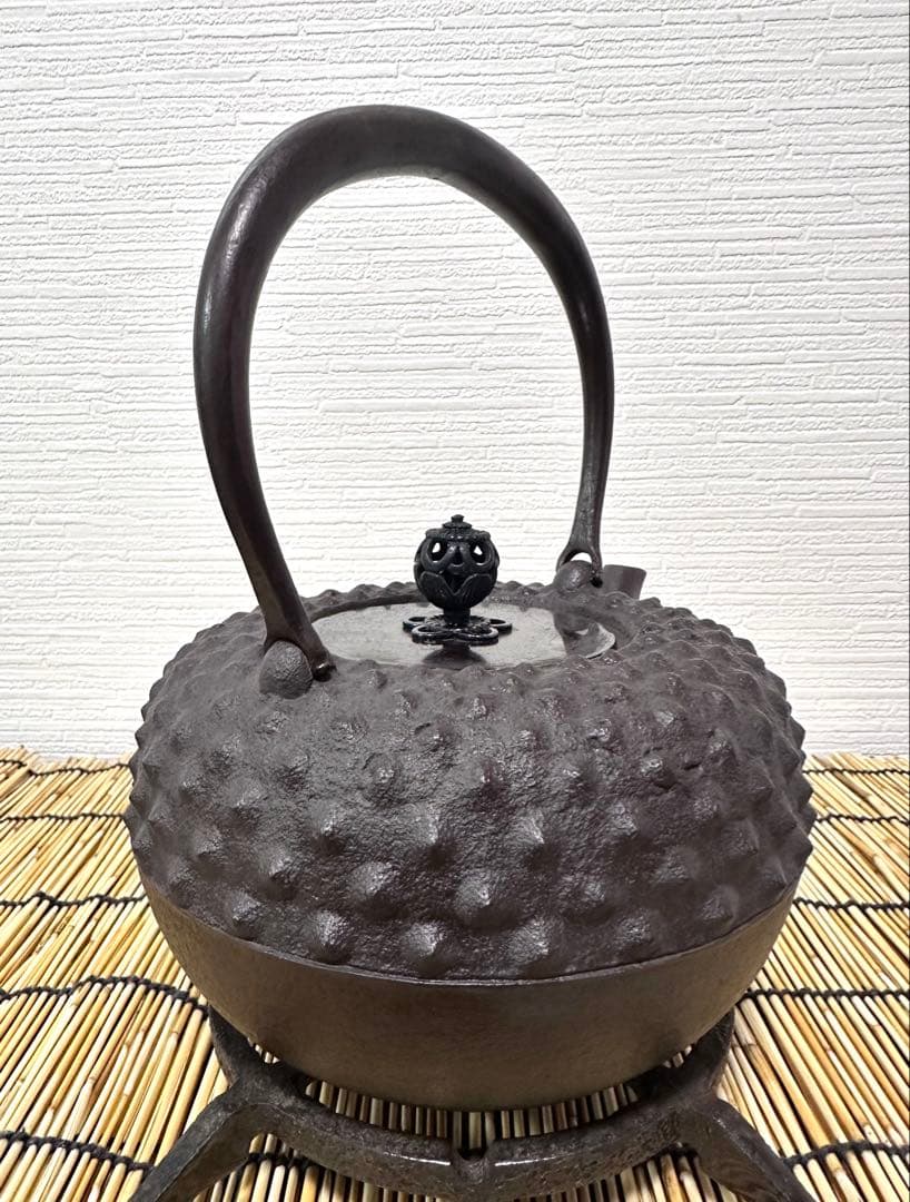 未使用、山形水沢 伝統工芸士 菊池 政光作 大アラレ 飾銅蓋 南部鉄瓶　南部鉄器