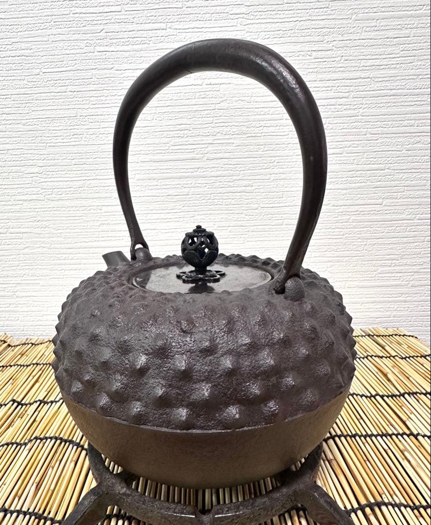 未使用、山形水沢 伝統工芸士 菊池 政光作 大アラレ 飾銅蓋 南部鉄瓶　南部鉄器