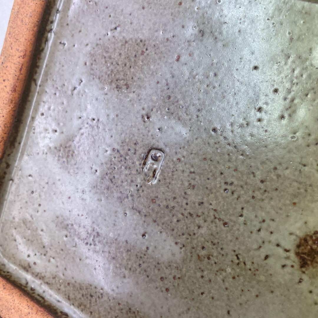 【人間国宝】島岡達三 地釉象嵌 唐草文角皿 (径28cm)