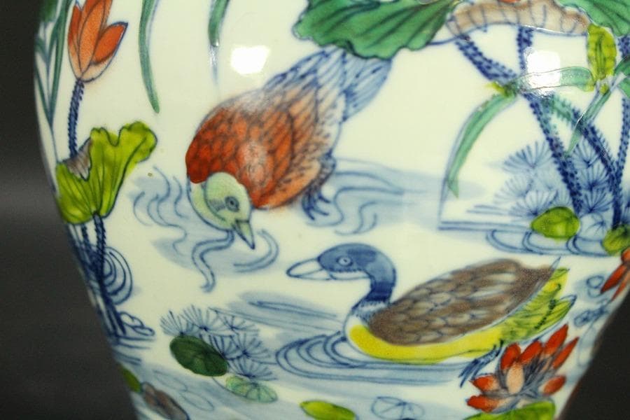 中国美術 門彩 色絵 水辺蓮花 瓶 高23cm(LC243)