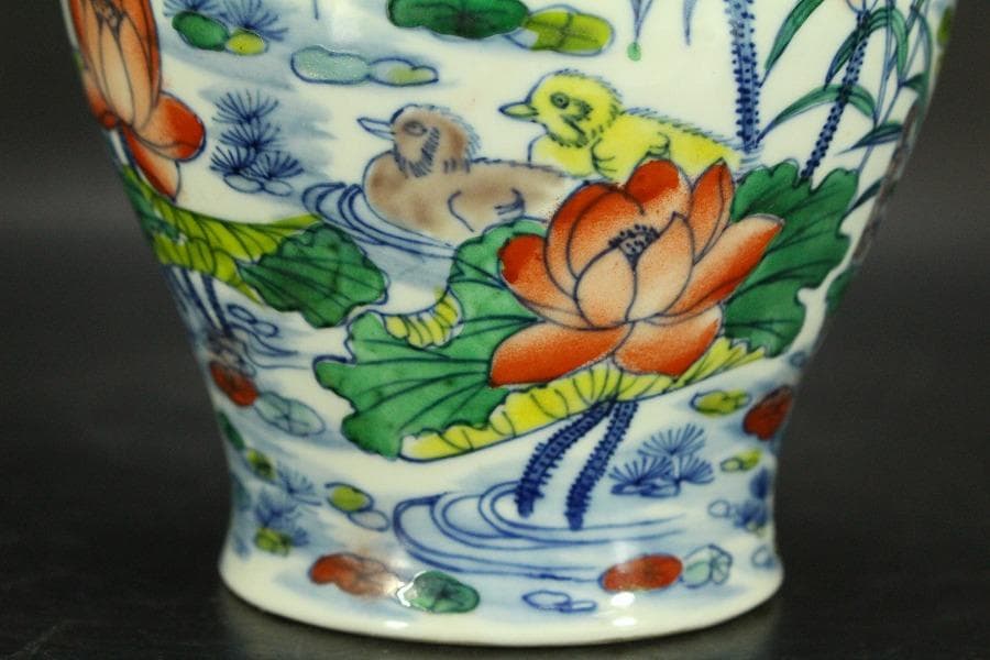 中国美術 門彩 色絵 水辺蓮花 瓶 高23cm(LC243)