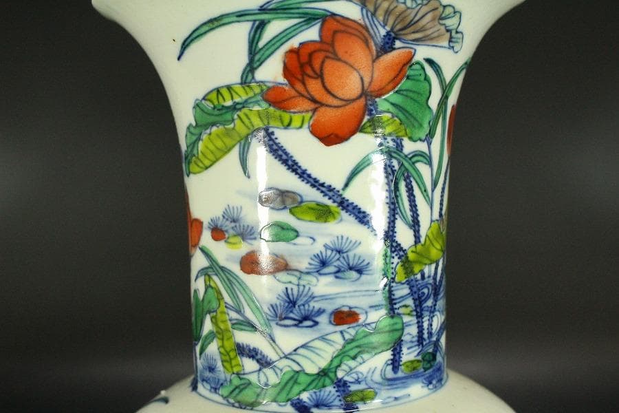 中国美術 門彩 色絵 水辺蓮花 瓶 高23cm(LC243)