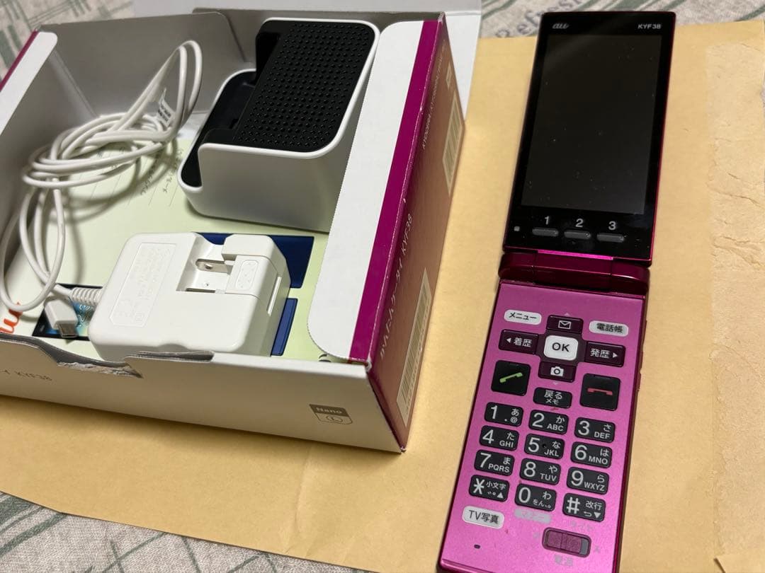 KYF38 携帯電話
