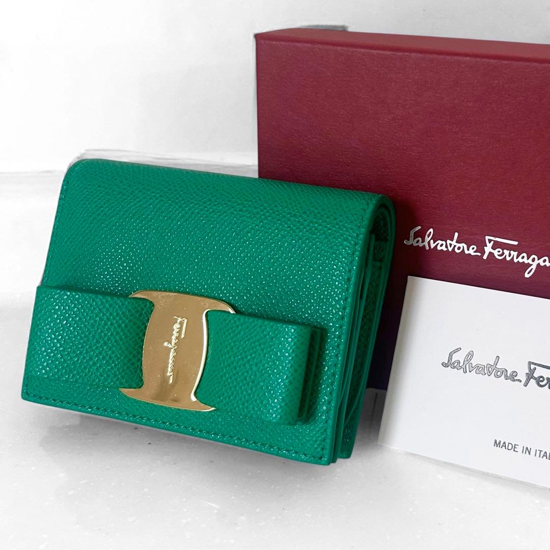 【極美品】フェラガモ 二つ折り財布 ヴァラ リボン グリーン SMERALDO