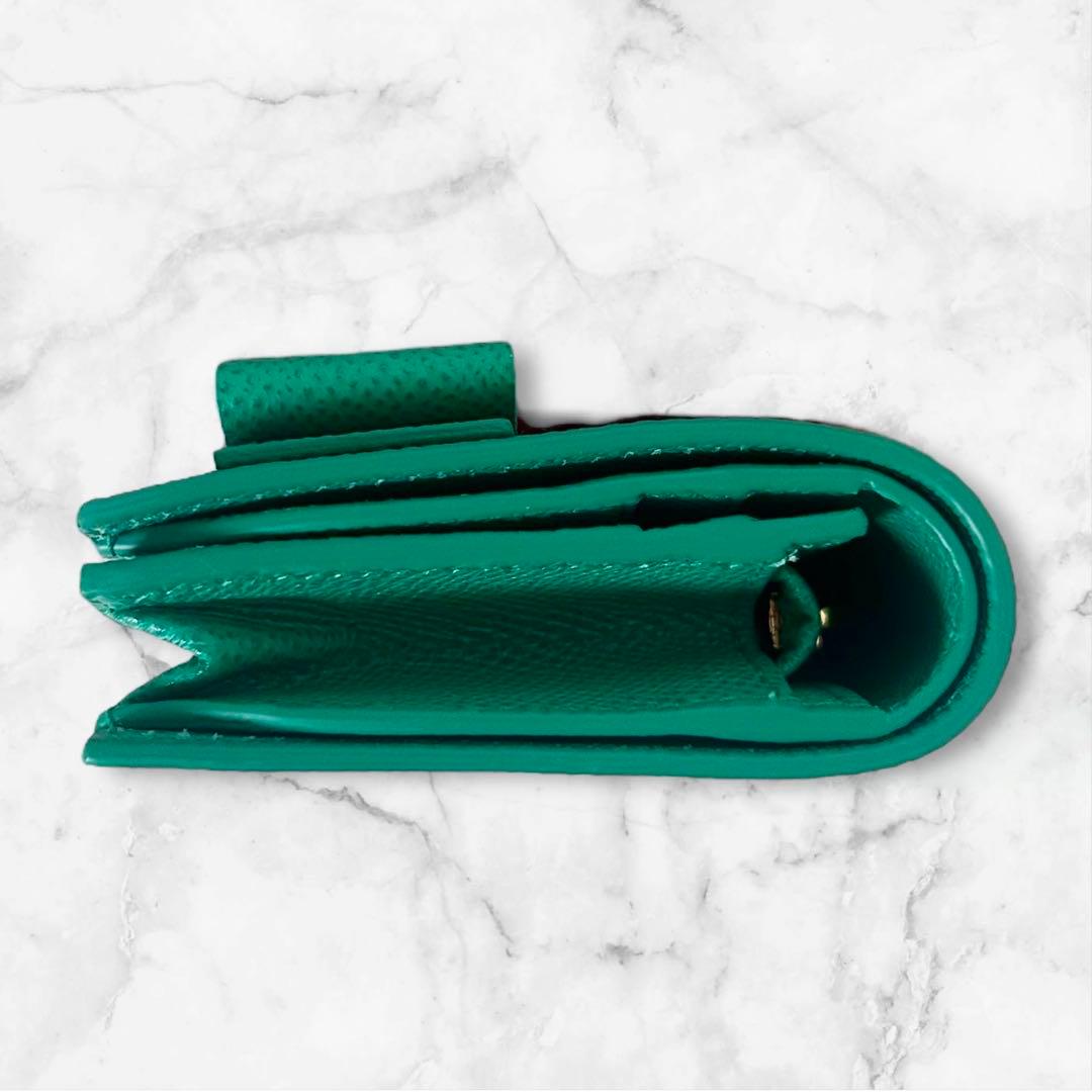 【極美品】フェラガモ 二つ折り財布 ヴァラ リボン グリーン SMERALDO