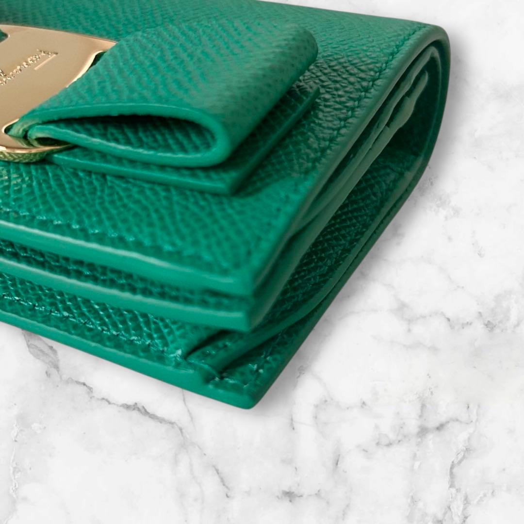 【極美品】フェラガモ 二つ折り財布 ヴァラ リボン グリーン SMERALDO