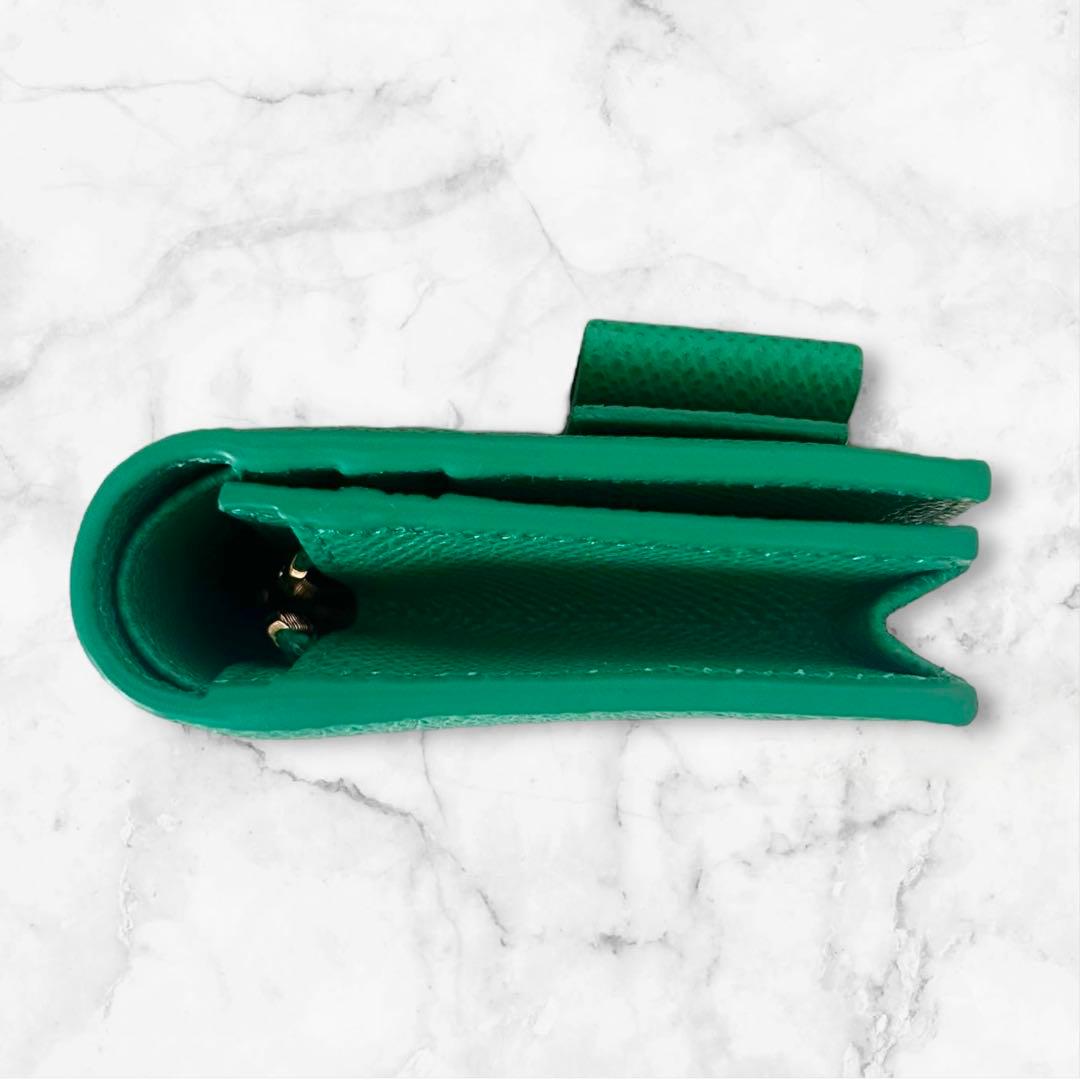 【極美品】フェラガモ 二つ折り財布 ヴァラ リボン グリーン SMERALDO