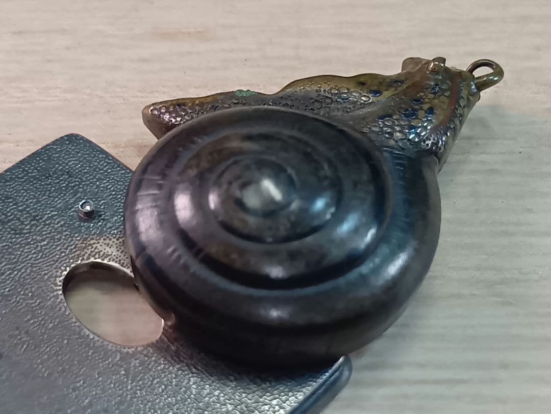 煙草入れ／前金具／蝸牛／在銘あり