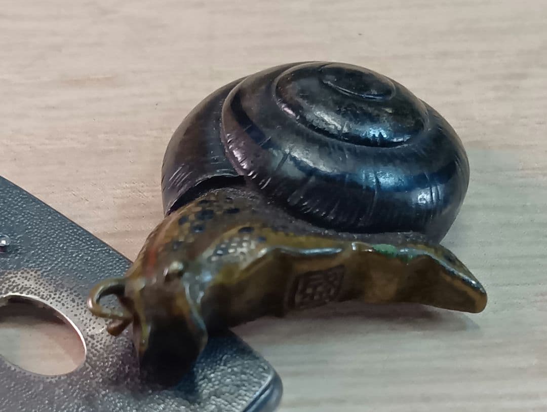 煙草入れ／前金具／蝸牛／在銘あり
