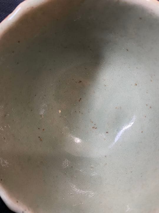 中国宋代龍泉窑葵口刻花碗、口沿有金修、