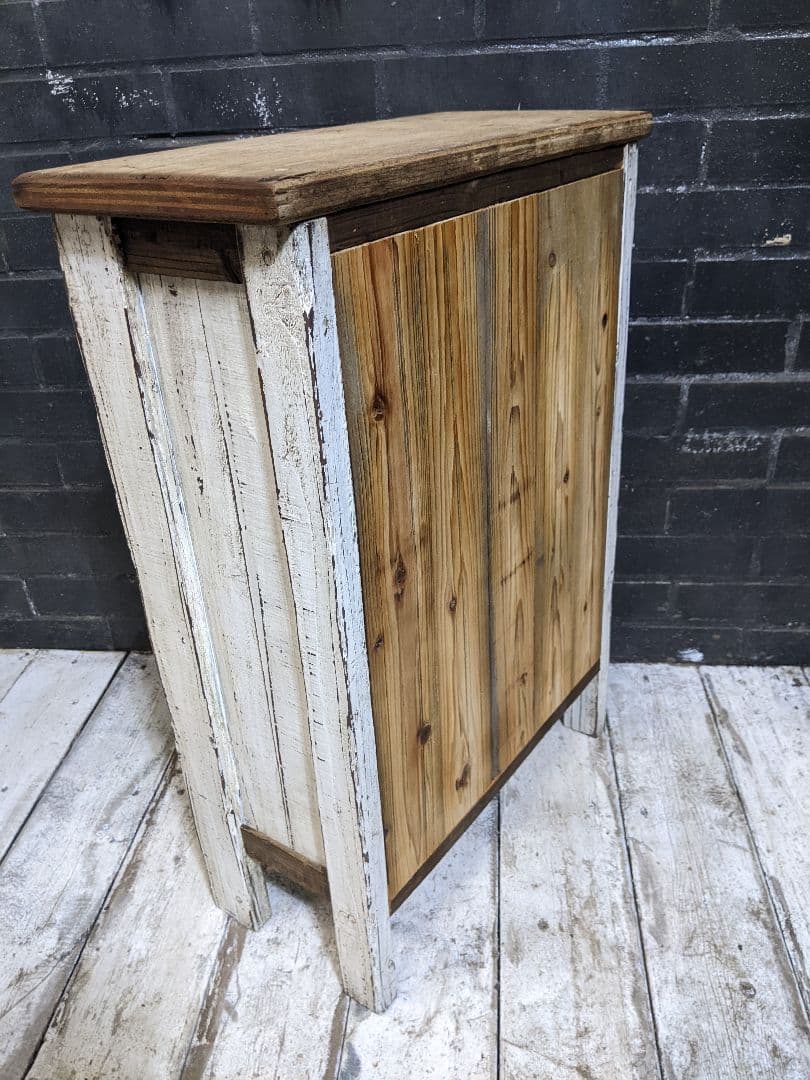 古材飾り棚　チェッカーガラス扉　白