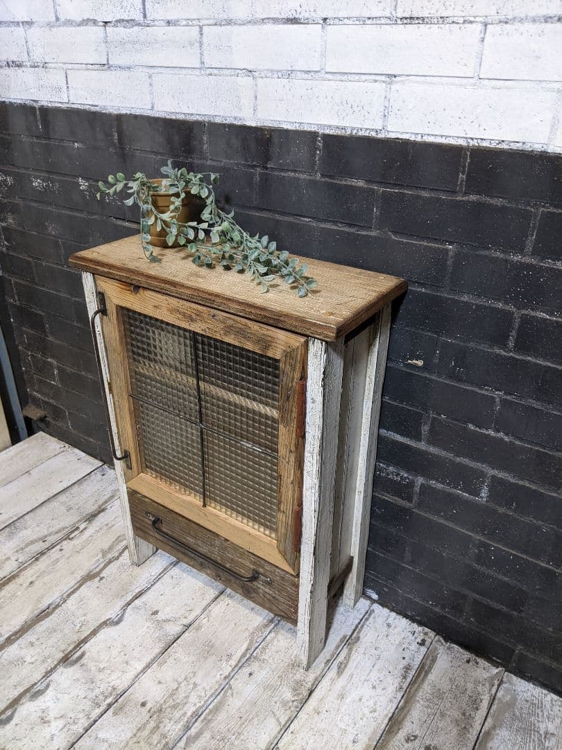 古材飾り棚　チェッカーガラス扉　白