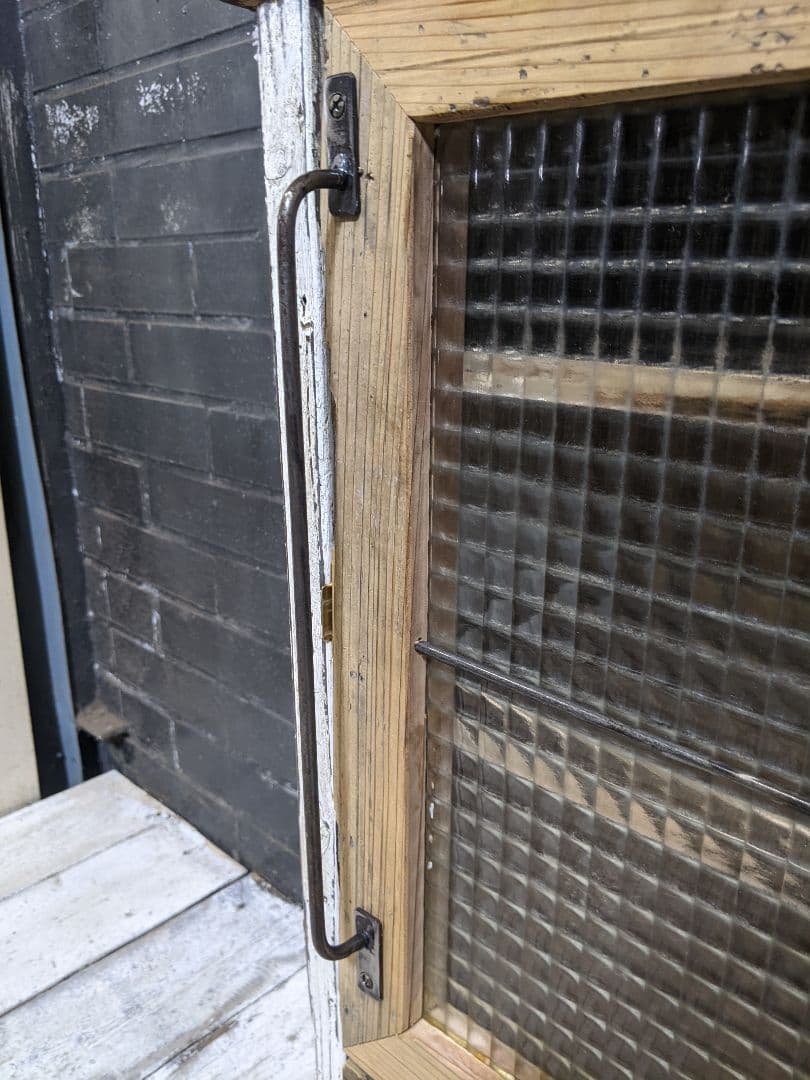 古材飾り棚　チェッカーガラス扉　白