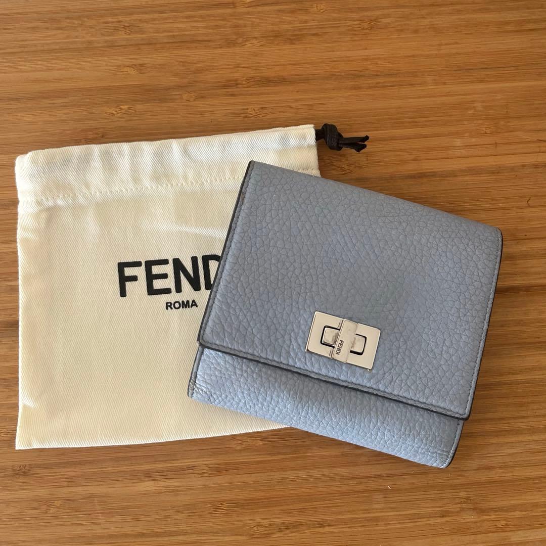 FENDI ピーカブーライトブルー 二つ折り財布 箱　保存袋付き