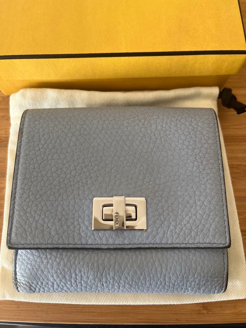 FENDI ピーカブーライトブルー 二つ折り財布 箱　保存袋付き