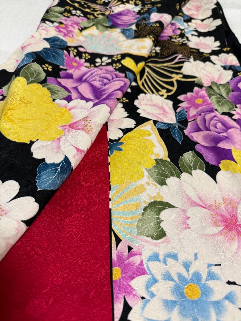 振袖No.2【身長150㎝〜160㎝の方向け】黒地に花模様　蝶々金彩　正絹