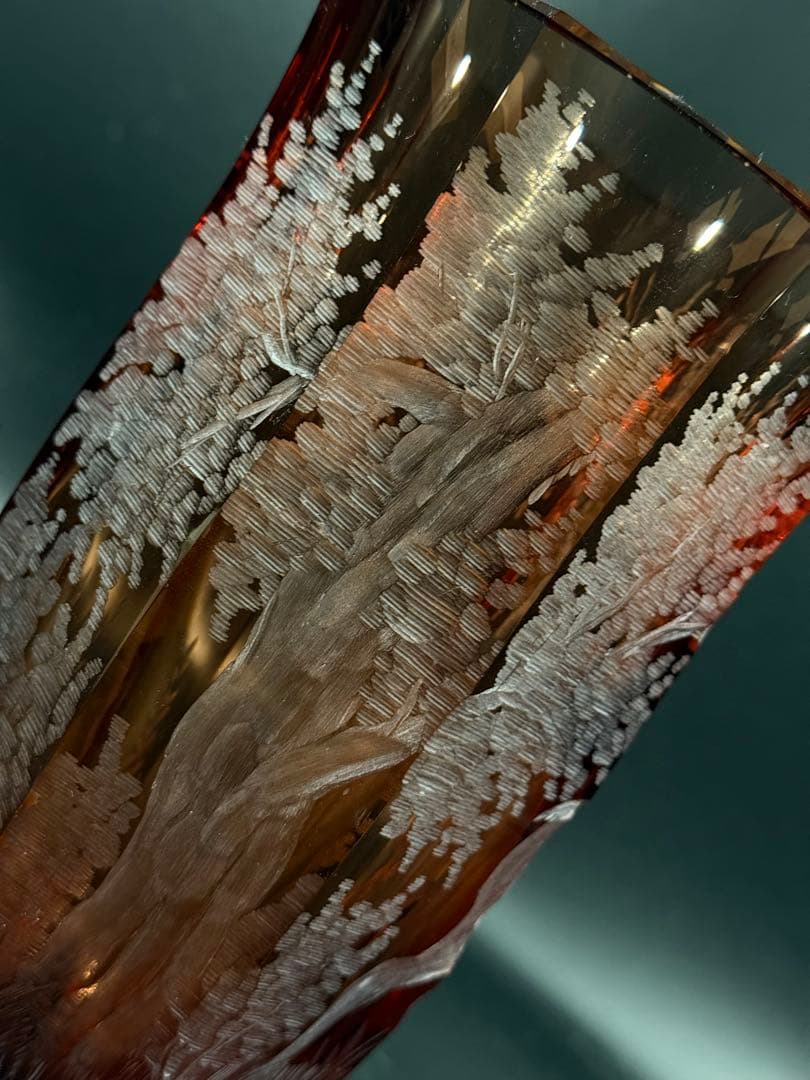 モーゼル クリスタル　赤色　鹿彫刻　八角形　花瓶