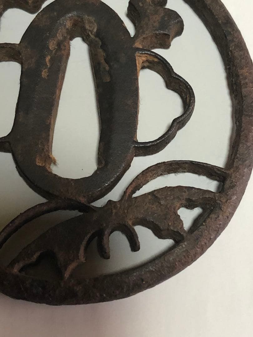 旧家蔵出し品　赤坂鍔　千鳥に蝶の図　鉄製　時代物　箱無し　刀装具　武具　透かし鍔