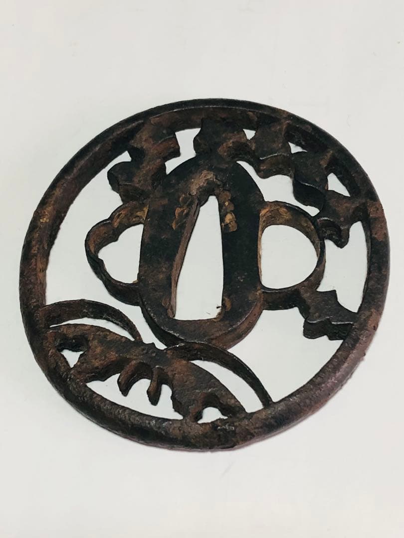旧家蔵出し品　赤坂鍔　千鳥に蝶の図　鉄製　時代物　箱無し　刀装具　武具　透かし鍔