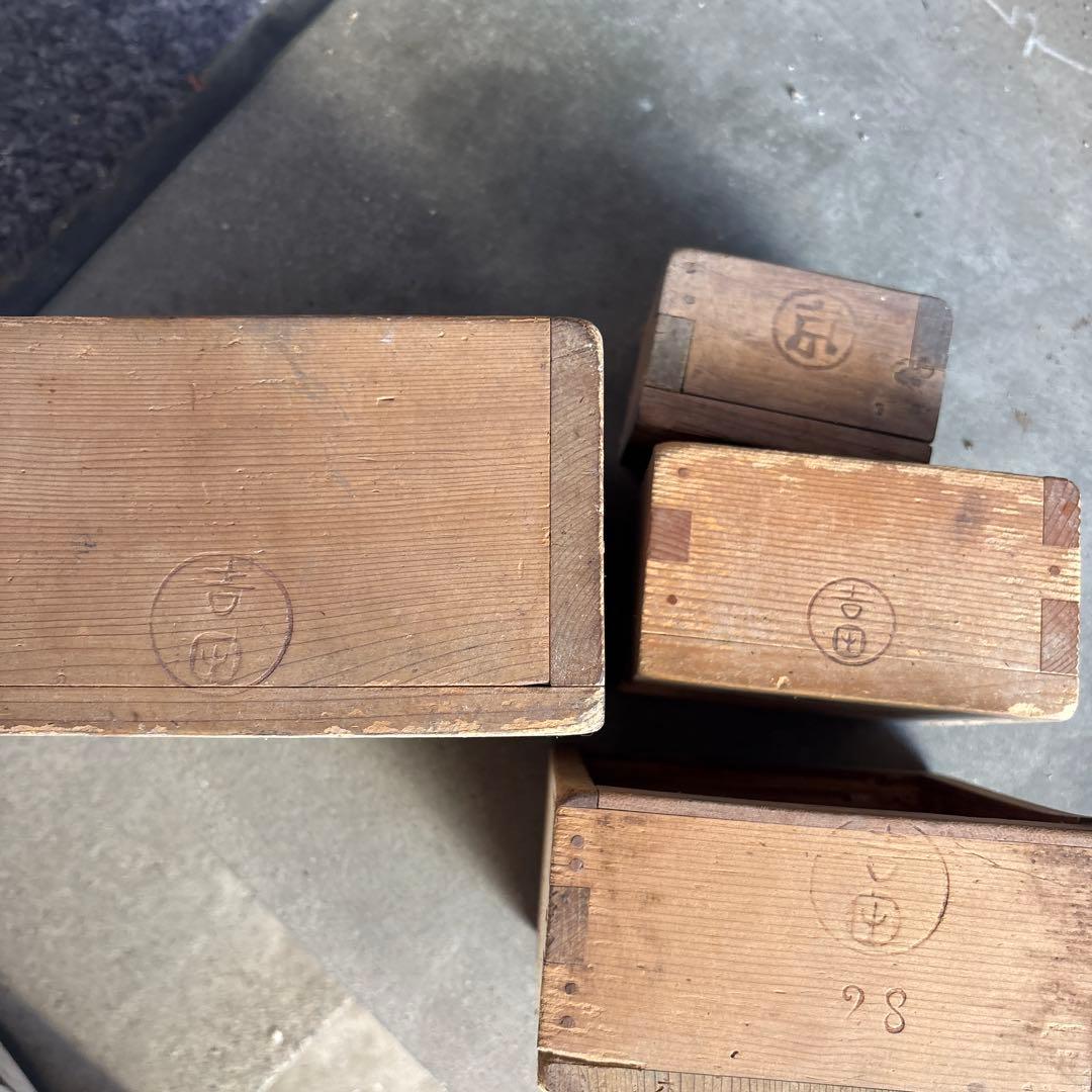 木製の重ねられる収納箱4つセット