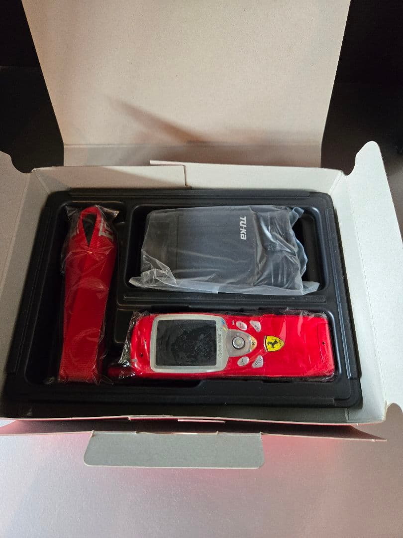 レア TUKA 限定 Ferrari フェラーリ ガラケー 携帯