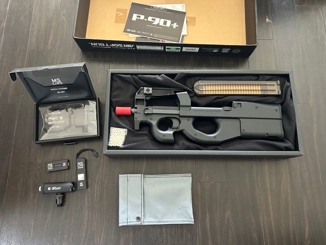 東京マルイP-90+ 電動ガン リポバッテリ、チェッカ、トレーサー、充電器付き