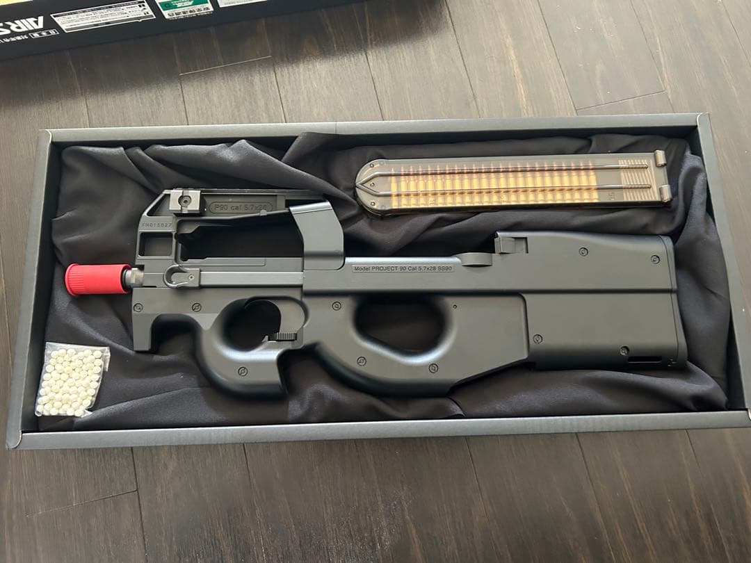 東京マルイP-90+ 電動ガン リポバッテリ、チェッカ、トレーサー、充電器付き