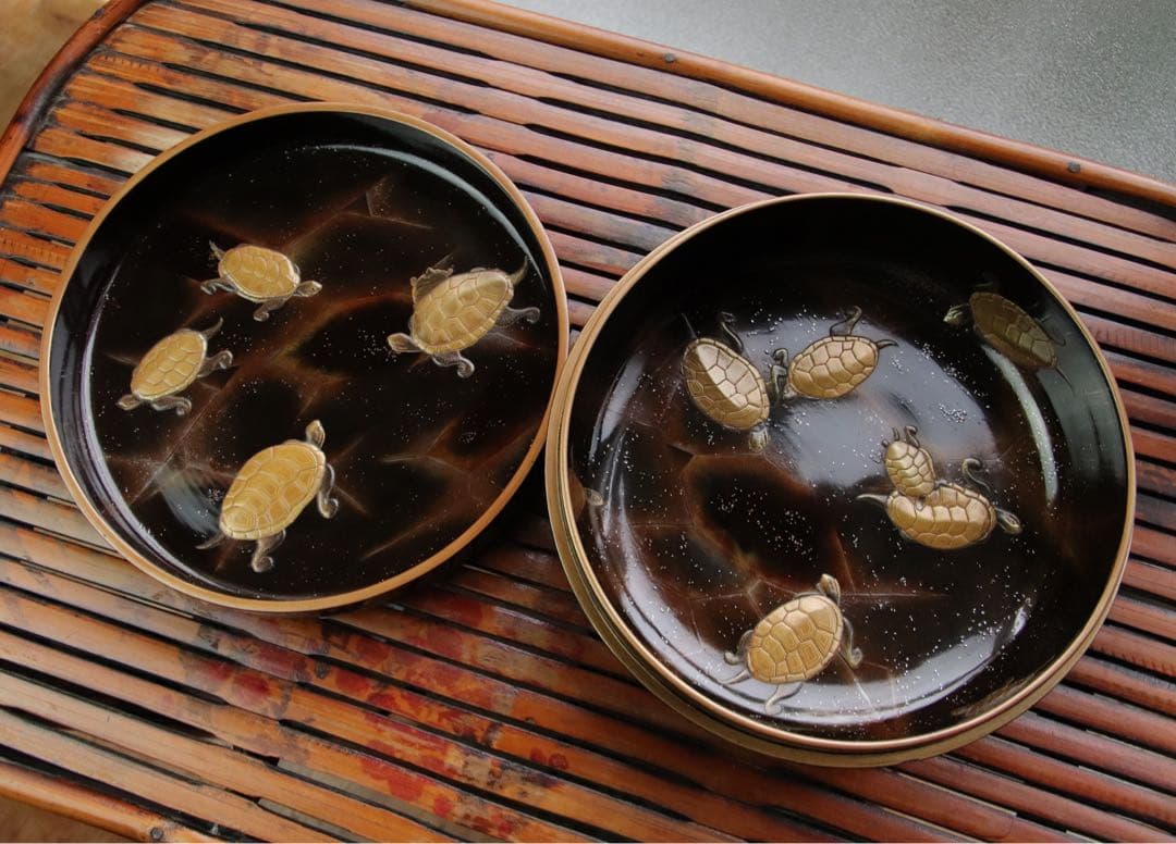 茶道具　古い食籠　雪輪に梅　亀　金蒔絵　闇蒔絵　木製　菓子器　梨子地　漆器　亀甲