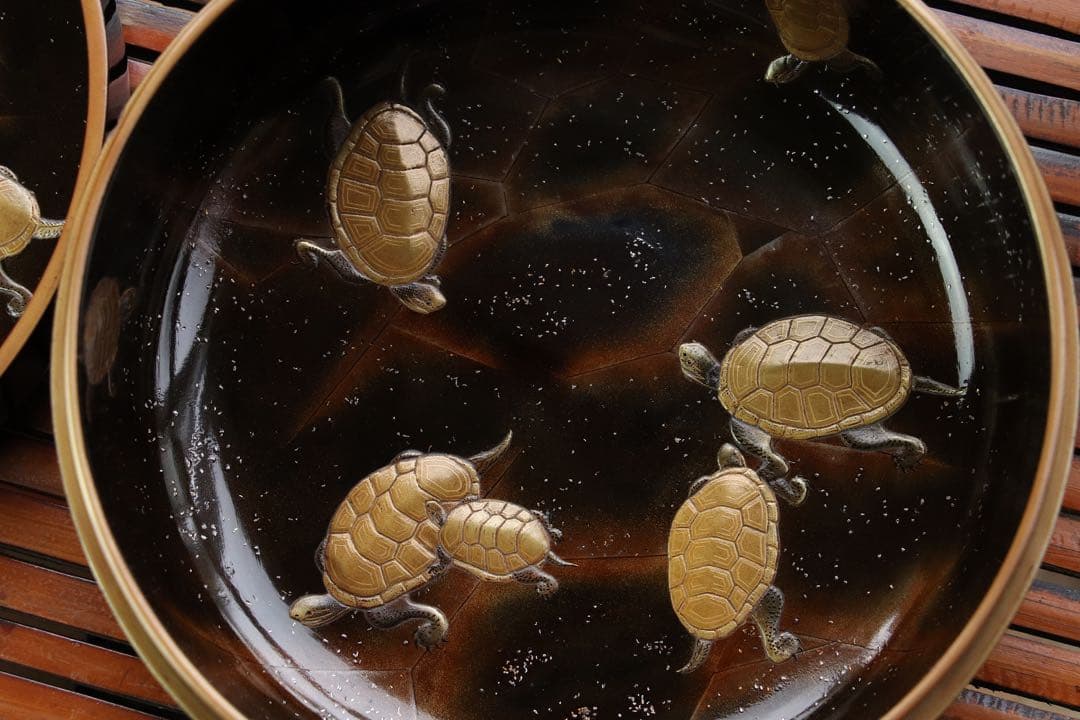 茶道具　古い食籠　雪輪に梅　亀　金蒔絵　闇蒔絵　木製　菓子器　梨子地　漆器　亀甲