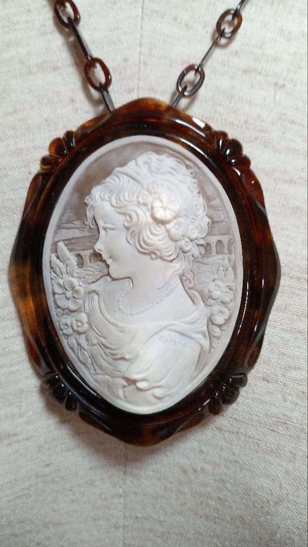 値下　￥26000→19000ベストサイズ　鼈甲枠カメオ　ブローチ　ペンダント