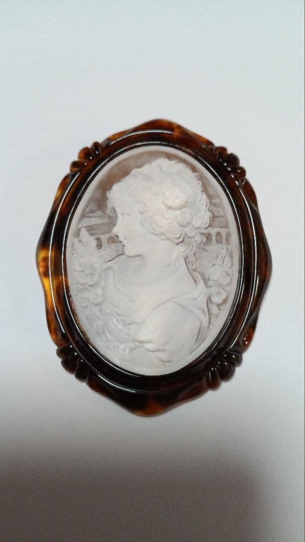 値下　￥26000→19000ベストサイズ　鼈甲枠カメオ　ブローチ　ペンダント