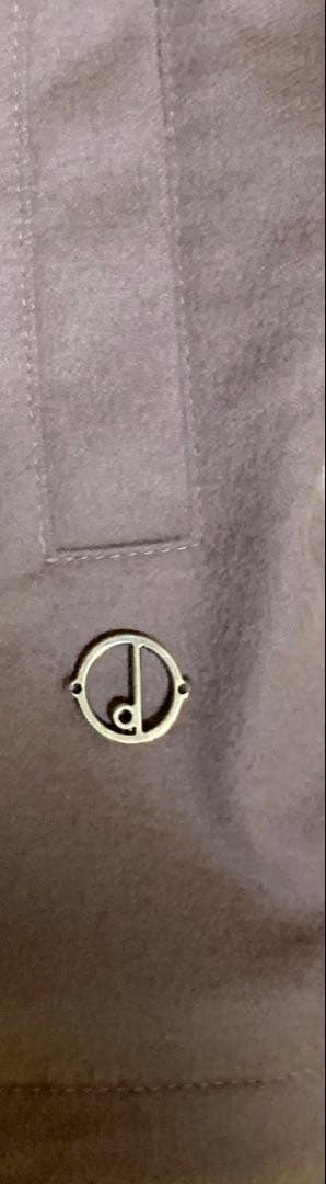 ベージュ ジップアップジャケット 金属製ロゴ