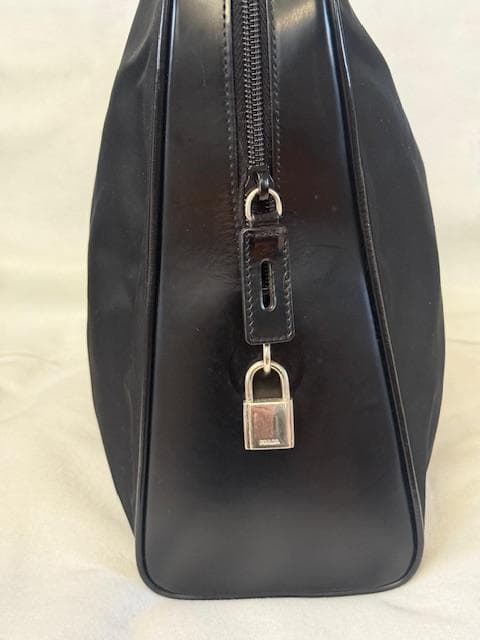 プラダ バッグ 女性ビジネス用に最適