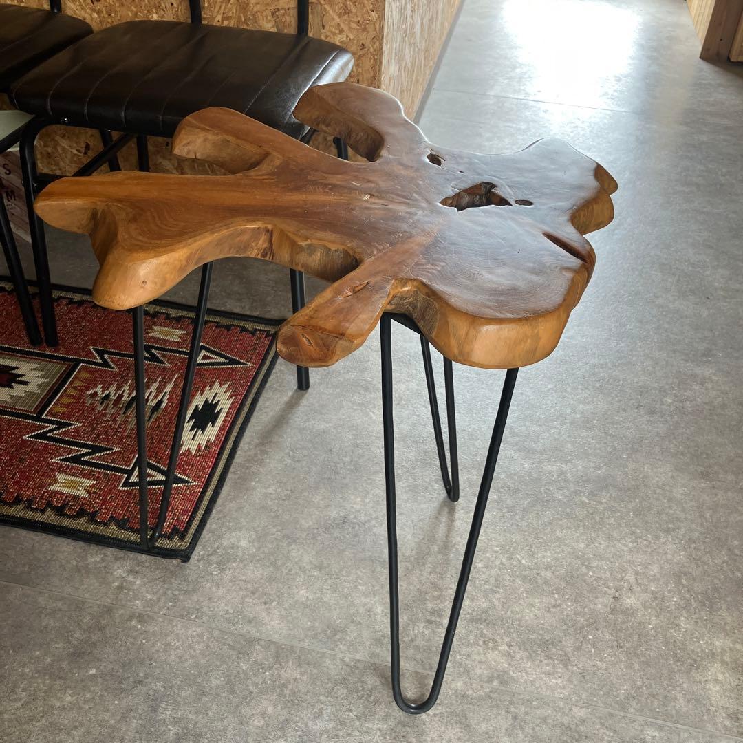 ユニークな形状の木製テーブル