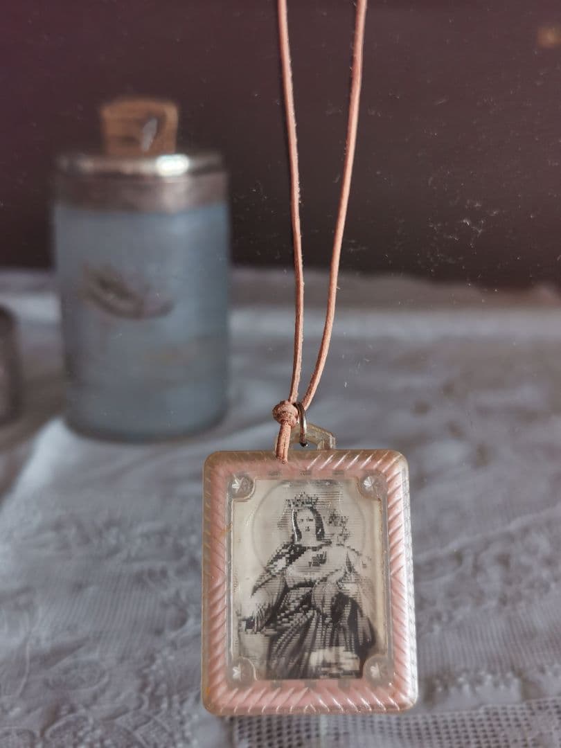 アンティーク 聖母子像と聖人 レンチキュラー桜色チャーム レザー紐付きネックレス