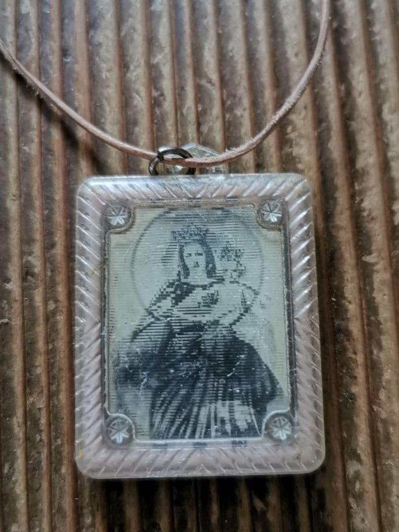 アンティーク 聖母子像と聖人 レンチキュラー桜色チャーム レザー紐付きネックレス