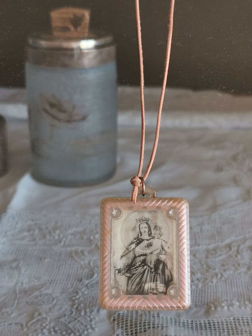 アンティーク 聖母子像と聖人 レンチキュラー桜色チャーム レザー紐付きネックレス
