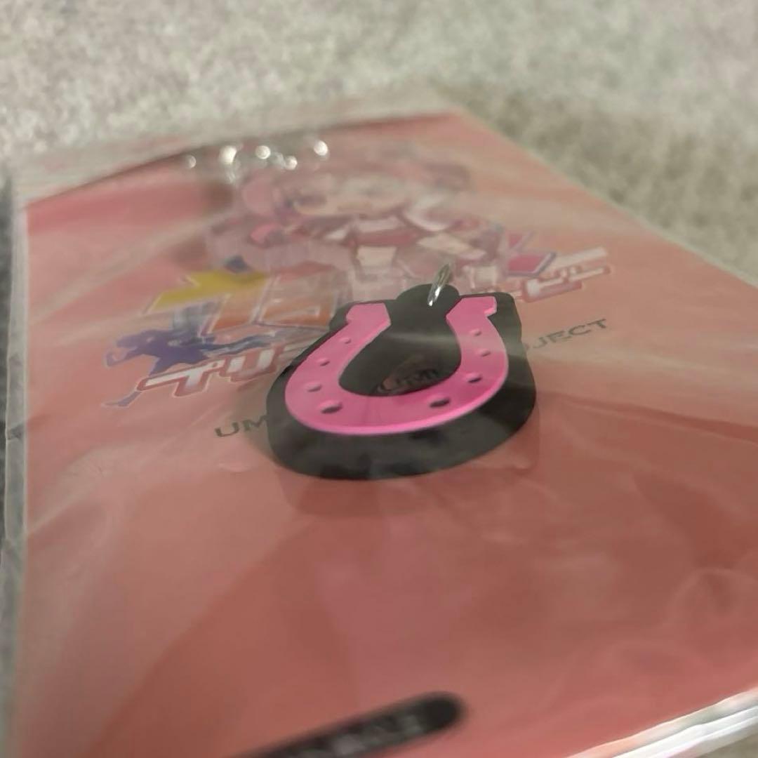 ウマ娘　ハルウララ　ラバー蹄鉄付きアクリルキーホルダー　ハピチャンくじ缶バッジ