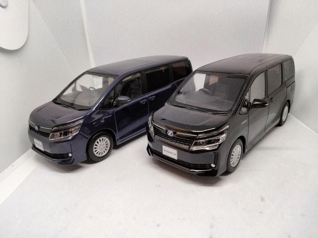 ヴォクシー　カラーサンプル　1/30　Voxy ミニカー 2台セット
