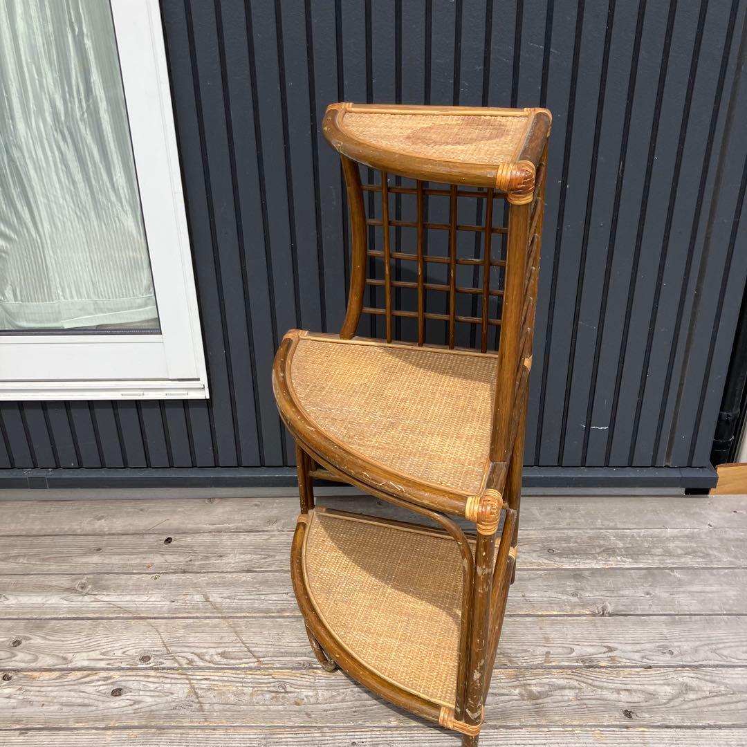 昭和レトロ 3段ラタンシェルフ 扇型コーナーラック 飾り棚 ディスプレイラック