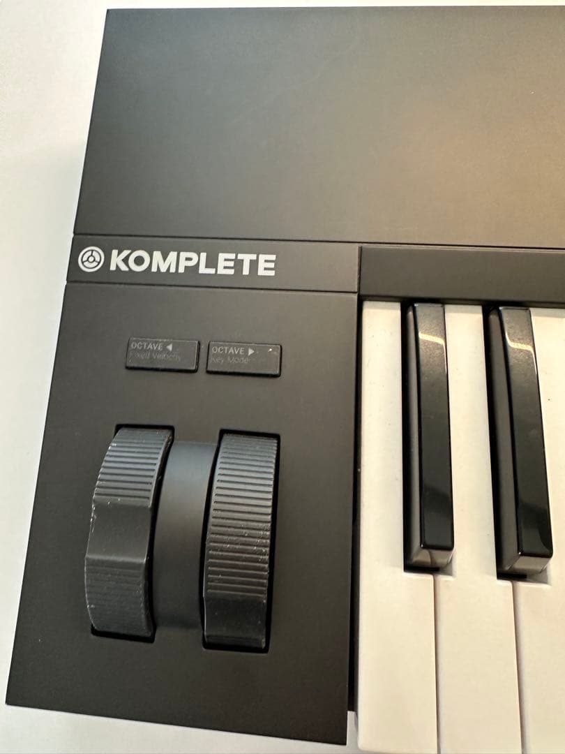 KOMPLETE A61 MIDIキーボード