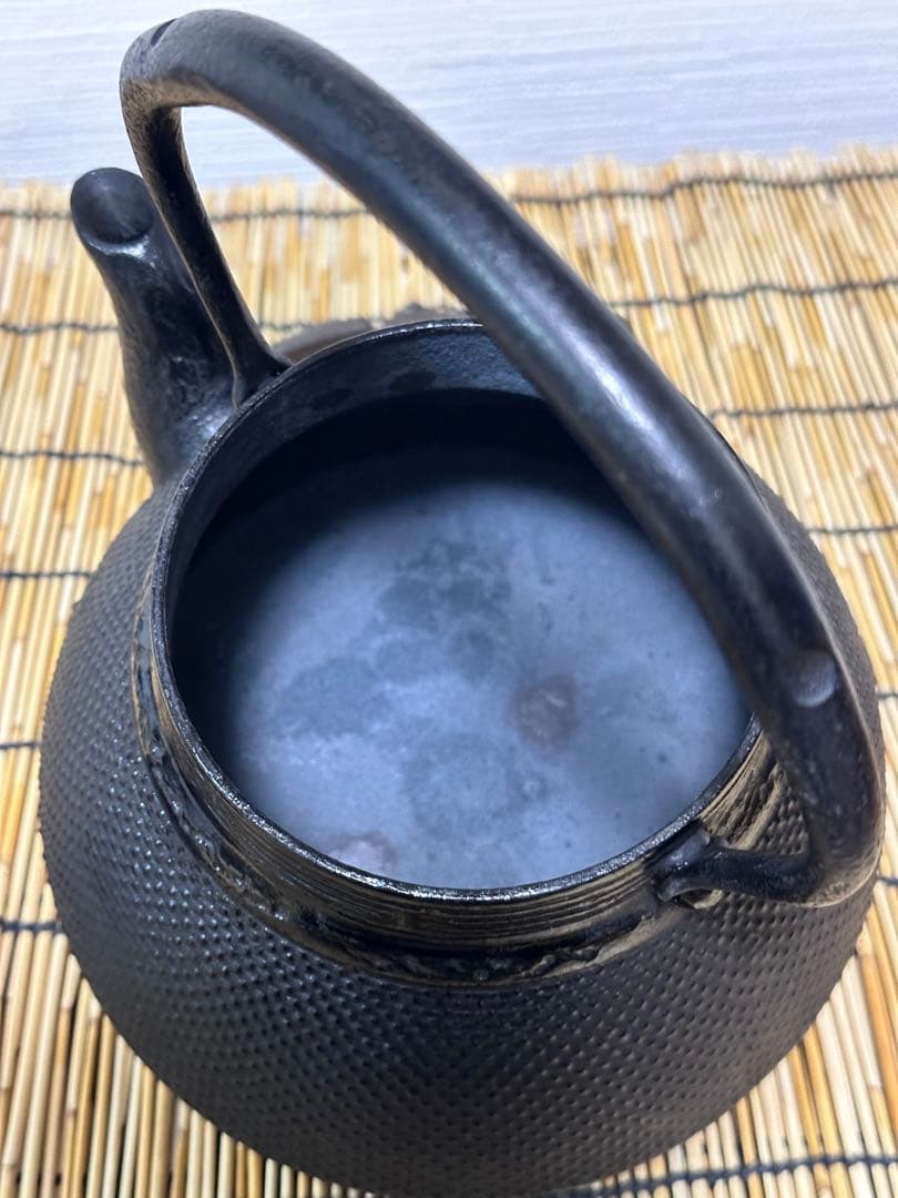 新品、供箱等付属品付　南部岩鋳四代目清末作 　真作保証　１８型アラレ　南部鉄瓶