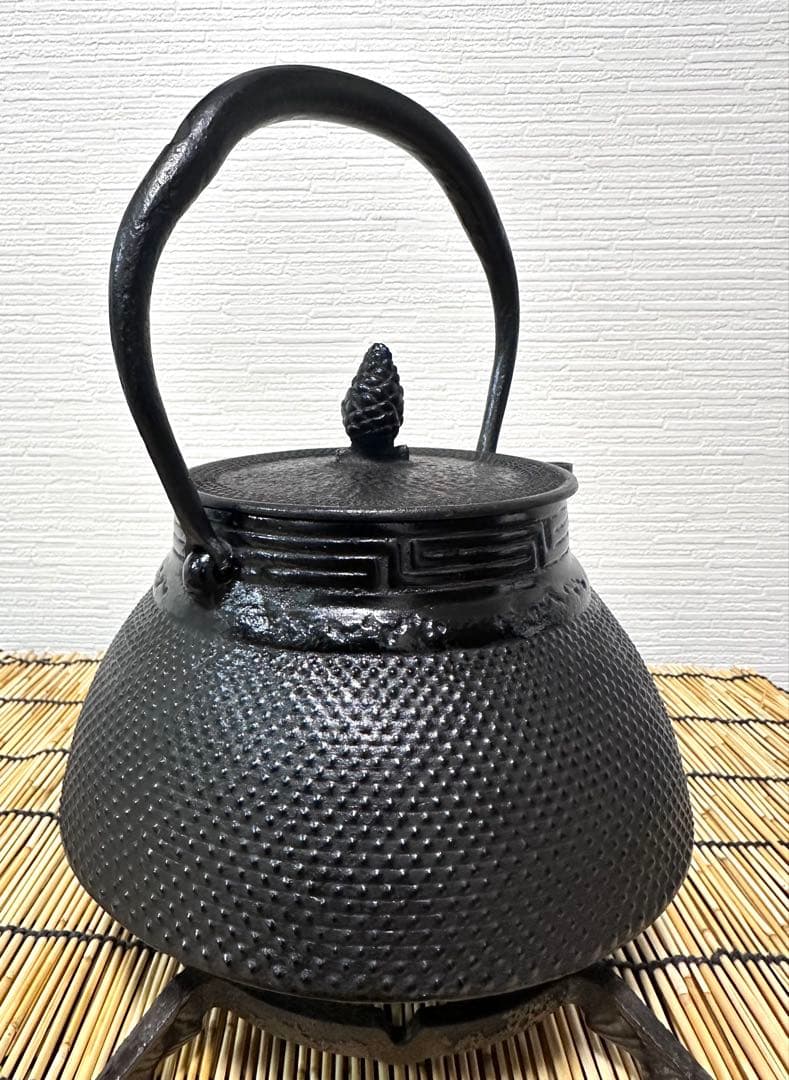 新品、供箱等付属品付　南部岩鋳四代目清末作 　真作保証　１８型アラレ　南部鉄瓶