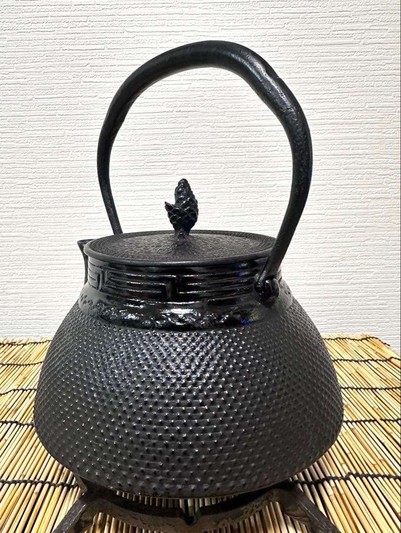 新品、供箱等付属品付　南部岩鋳四代目清末作 　真作保証　１８型アラレ　南部鉄瓶