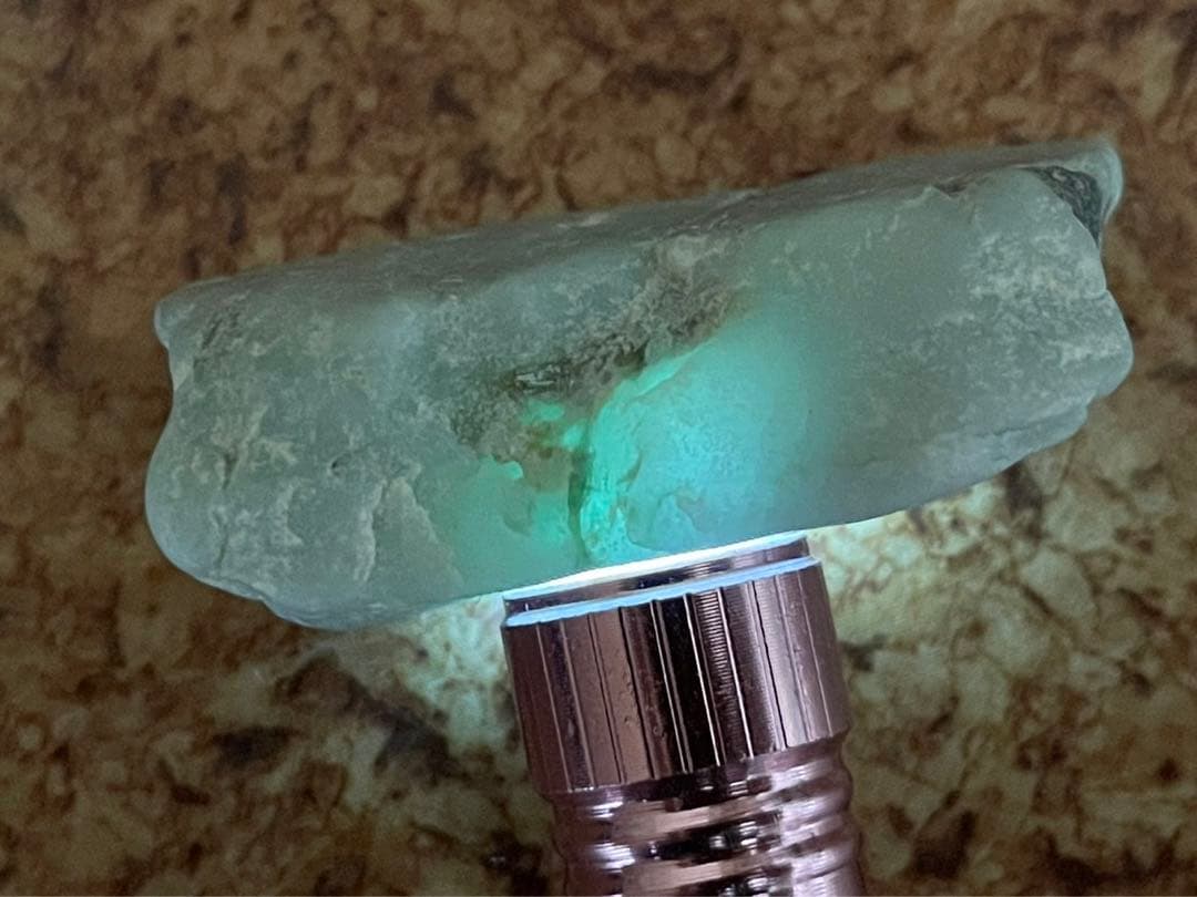 糸魚川 翡翠原石 薄緑