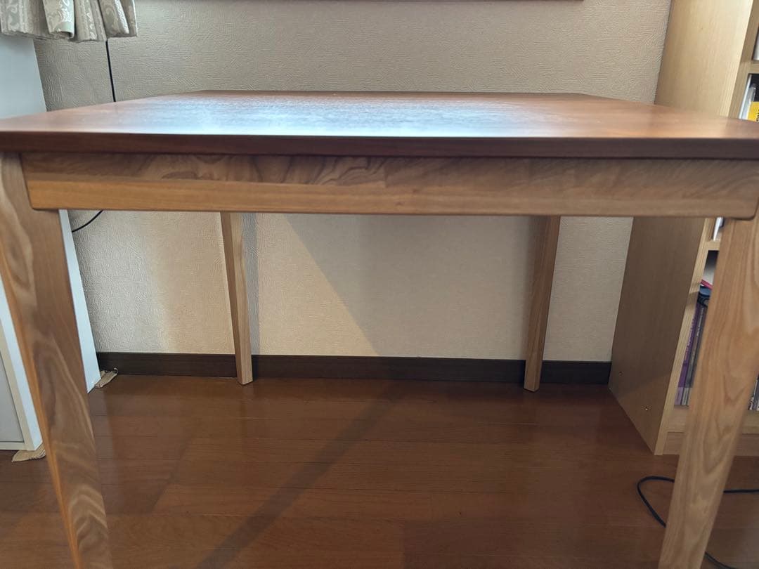 ウォルナット材のダイニングテーブル